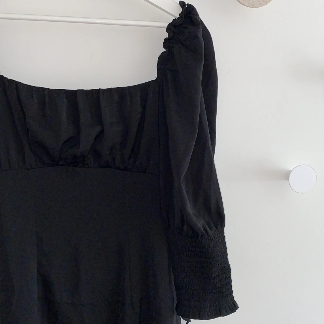 Svart klänning - öppen rygg - 90