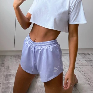 Oanvända lila puma shorts - Glansiga lila shorts i storlek M, aldrig använda med lappen kvar. Nypris: 389kr
