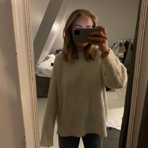 Supermysig vit stickad tröja - Säljer nu denna super mysiga stickade tröjan från zara då den inte kommer till användning som den förtjänar. Verkligen jättegosig och inte alls stickig men däremot är skicket som på bilden- något nopprig, detta märks enligt mig inte riktigt av pga materialet