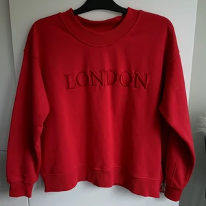 Tjocktröja mysig fluffig - Fluffig och väldigt mysig o skön tröja. Fin röd färg med "LONDON" skrivet på framsidan. Betalning via swisch