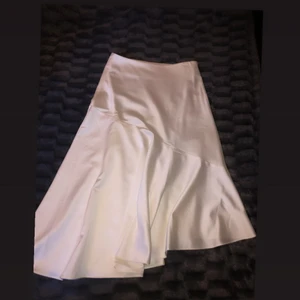 Kjol  - Säljer lite plagg åt min vän. Detta är en fin kjol från monki i strl 40 lite mindre i storleken. Kjolen är vit och i silkestyg med två pytte små defekter se bilder. 100kr + frakt. Använd vid 3 tillfällen.