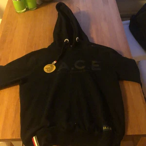 Ace Hoodie - Ace Hoodie i nästan nyskick, använd fåtal gånger. Har inga synliga fel. Nypris 1000kr