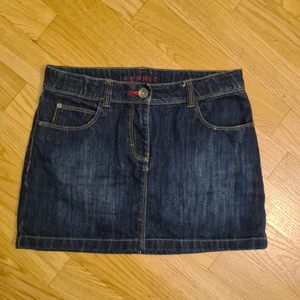 Jeans kjol small. - En fin jeanskjol med mönster på baken.  Aldrig använd. Storlek small (14 år) 