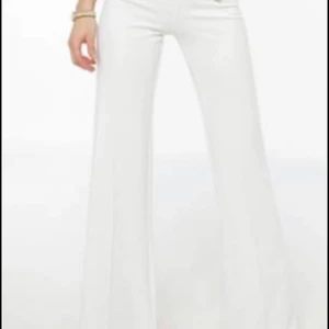 Byxor med guldknappar - Ett par vita höjmidjade bekväma kostymbyxor med guldknappr upptill. Toppenskick. Storlek: M men passar även S