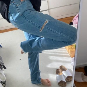 Oanvända jeans från missguided  - Slitningar nertill och på knäna, helt oanvända, något stora på mig i midjan, annars perfekta byxor!