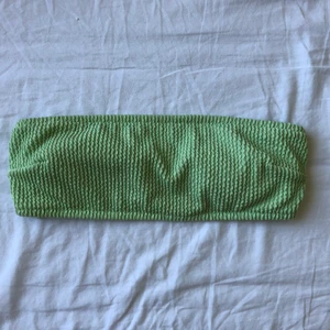Grön bikinitopp - Säljer denna supersöta bikinitoppen då den sitter för tajt på mig. Storleken är 36 och den köptes förra sommaren. Kontakta mig om ni är intresserade eller har frågor så svarar jag så snabbt jag kan!💚💚