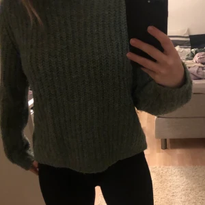 Stickad grön tröja - Köpt från lindex, säljer för det inte rikigt är min färg. Inte alls sticksig och använd få tal gånger.
