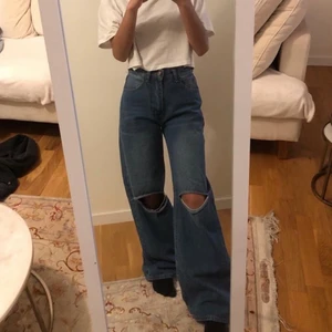 SHEIN  - Säljer nu mina jeans från Shein som tyvärr aldrig kommit till användning på grund av att de är för stora för mig. Det står att det är i storlek xs men dem funkar som S också. Bra material och frakten tillkommer! 💕