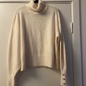 Beige/vit stickad tröja - Jättefin stickad tröja från hm. Använd en gång. Fina detaljer på ärmarna. Frakt tillkommer 