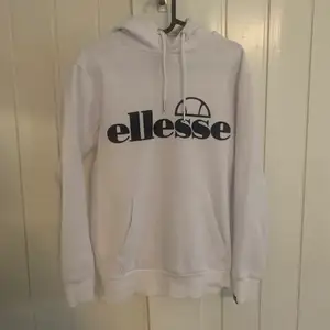 En Ellesse hoodie i väldigt fint skick även denna är använd ett fåtal gånger, nypris 700kr