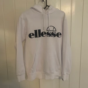 Hoodie från Ellesse - En Ellesse hoodie i väldigt fint skick även denna är använd ett fåtal gånger, nypris 700kr