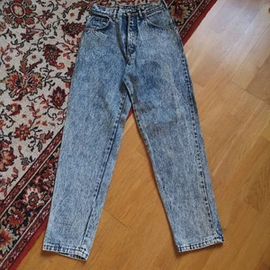 Stentvättade vintage jeans retro  - Coola vintage stentvättade jeans från rocky.  Märkta c158, motsvarar väl typ XXS/XS.  Fint skick. Mått kan tas vid intresse. OBS de luktar förråd/lite unket men försvinner i tvätt. 