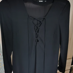 Blus strl xs - Svart blus från bik bok storlek xs. Använt skick. Köparen står för eventuell frakt, skickar med billigaste alternativet eller annat enligt önskemål ☺️