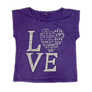 Lila tröja - Sjukt fin lila tröja i storlek XS men passar även större storlekar då den är lite stor i storleken! Har en pytteliten fläck vid högra sidan av hjärtat men kan gå bort i tvätten! 💜 DM vid frågor osv! 