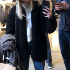 Pile/Teddy jacka - Köpte denna jacka för ca ett halvår sedan på plick. Den är i superfint skick, den är från nakd från en kollektion med Emma ellingsen om jag inte minns fel. Storlek xs men går över rumpan på mig som är 164 cm och ganska rymlig i övrigt också men sitter superfint. Sista bilden är tagen från internett men det är samma jacka! Bara för att mina bilder va så himla dålig kvalite och ljus på. Hör av er vid frågor eller om ni önskar fler bilder. 