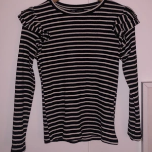 Randig tröja Zara  - Hej! Säljer min fina tröja som jag bestämde den zara för ett tag sen men den har inte riktigt kommit till användning eftersom att den är för stor. Strl S men skulle nog även passa M. Och den är ju då svart och vit, ribbad och har ett väldigt mjukt tyg så den kliar inte på nåt sätt. Köpt för 300kr och säljer för 230 plus gratis frakt❤️