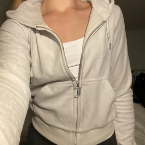 Juicy couture tröja  - Jätte fin ljusgrå juicy tröja i samett haft två så aldrig använt denna. Helt oanvänd jätte mjuk och fin tröja perfekt nu till vintern🤍🤍