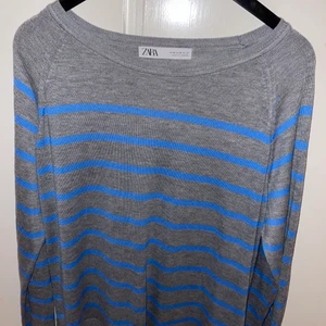 Stickad tröja från Zara - Säljer denna snygga populära blå randiga tröja från zara då den tyvärr inte kommer till användning. Tröjan är i nyskick och endast testad. Nypris: 169kr❤️❤️