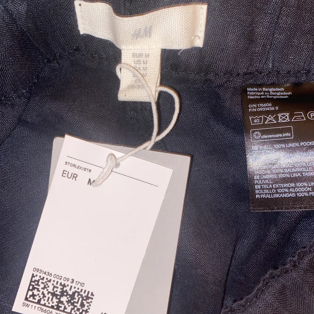 Mörkblåa linnebyxor som aldrig är använda, bara provade,  i stl M från hm med knyte i midjan.🤍. Jeans & Byxor.