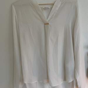 En vit fin blus i tunt tyg (silke) med gulddetaljer! I storlek S, märket Amisu! Kan levereras eller mötas upp🌸
