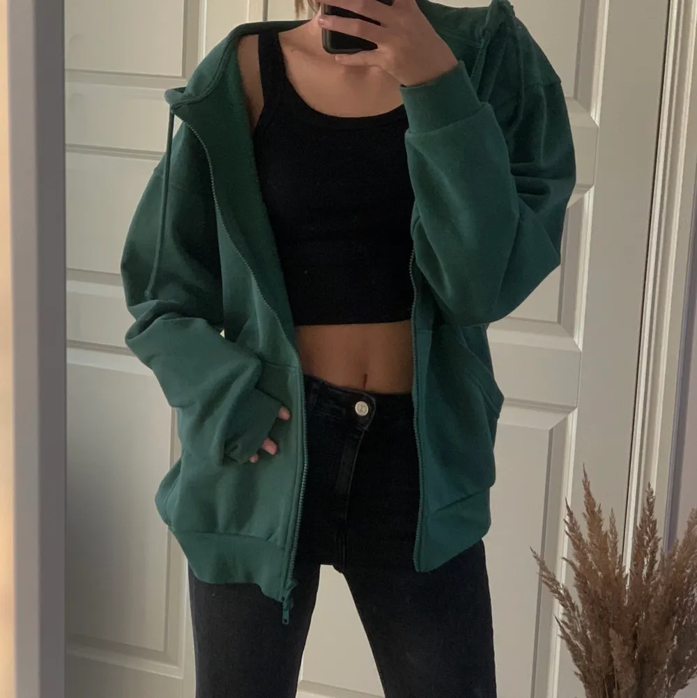 Säljer denna sjukt snygga gröna zip-up hoodie från Weekday! Använt ett fåtal gånger, fint skick. Skirv vid intresse eller frågor💚 frakt ingår inte, nypris: 399kr ❗️hösta bud: 200❗️. Hoodies.