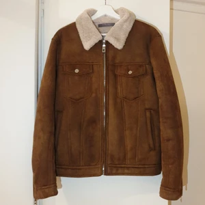 Vinterjacka  - Världens mjukaste vinterjacka. Gjord av mocka på utsidan och som en nallebjörn på insidan. Nyskick