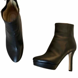 Jimmy Choo stövletter storlek 37 - Säljer mina snygga klassiska Jimmy Choo stövletter. Endast använda 2 ggr. Supersköna med platå framtill.