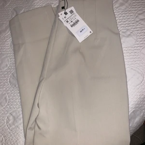 zara kostymbyxor  - HELT NYA! köpte fel storlek! prislappen sitter kvar! fraktas så fort som möjligt 💓