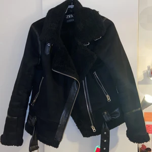 Zara jacka  - Biker jacket från zara i mocka i väldigt bra skick
