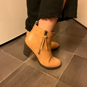 Super snygga boots - Super duper snygga boots som passar perfekt till denna årstid!! Dom är i storlek 41 men passar mindre🤎🤎.