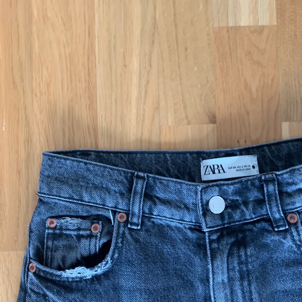 Zaras populära ”full lenght jeans” i storlek 34. Jag är 175 cm och passar mig perfekt. Köparen står för frakten.❤️. Jeans & Byxor.