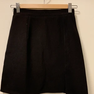 Svart minikjol med slits - Säljer denna svarta minikjolen med slits som är köpt på Yesstyle. Sitter relativt tight på mig som vanligtvis är en XS, men inte suupertight. Väldigt högmidjad!! Passar till det mesta 👍🏼🤍