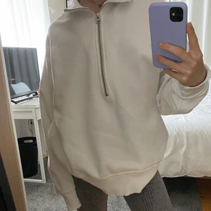 Half-zip sweatshirt - Säljer en vit half-zip sweatshirt från weekday i storlek xs. Modellen är ganska oversize och säljer för att jag inte gillar den riktigt så stor. Men tröjan i sig är i fint skick och endast använt någon enstaka gång❣️
