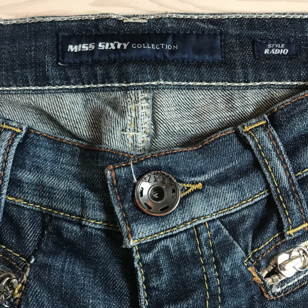 Sjuukt snygga låga jeans från miss sixty! Unika och svåra att få tag på. Väldigt bra skick, som nyköppta. Strl 27, passar mig perfekt som är 165 cm lång (på bilden). . Jeans & Byxor.