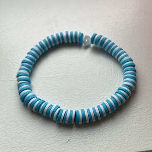 Nyhet! Här är et blå vit armband i tunna pärlor! Jag har i fler färger också jag har mörk blå turkos ljus blå o vit! Kontakta mig om ni vill han ngn annan färg man kan ha bara en färg också!