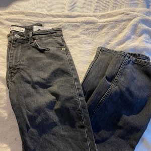 Zara  - Säljer det populära Zara jeansen mid Rise. Då jag beställde två strl och fick ett par över. Strl 34, enbart testade. Köpta för orginal pris. Skriv privat om du är intresserad