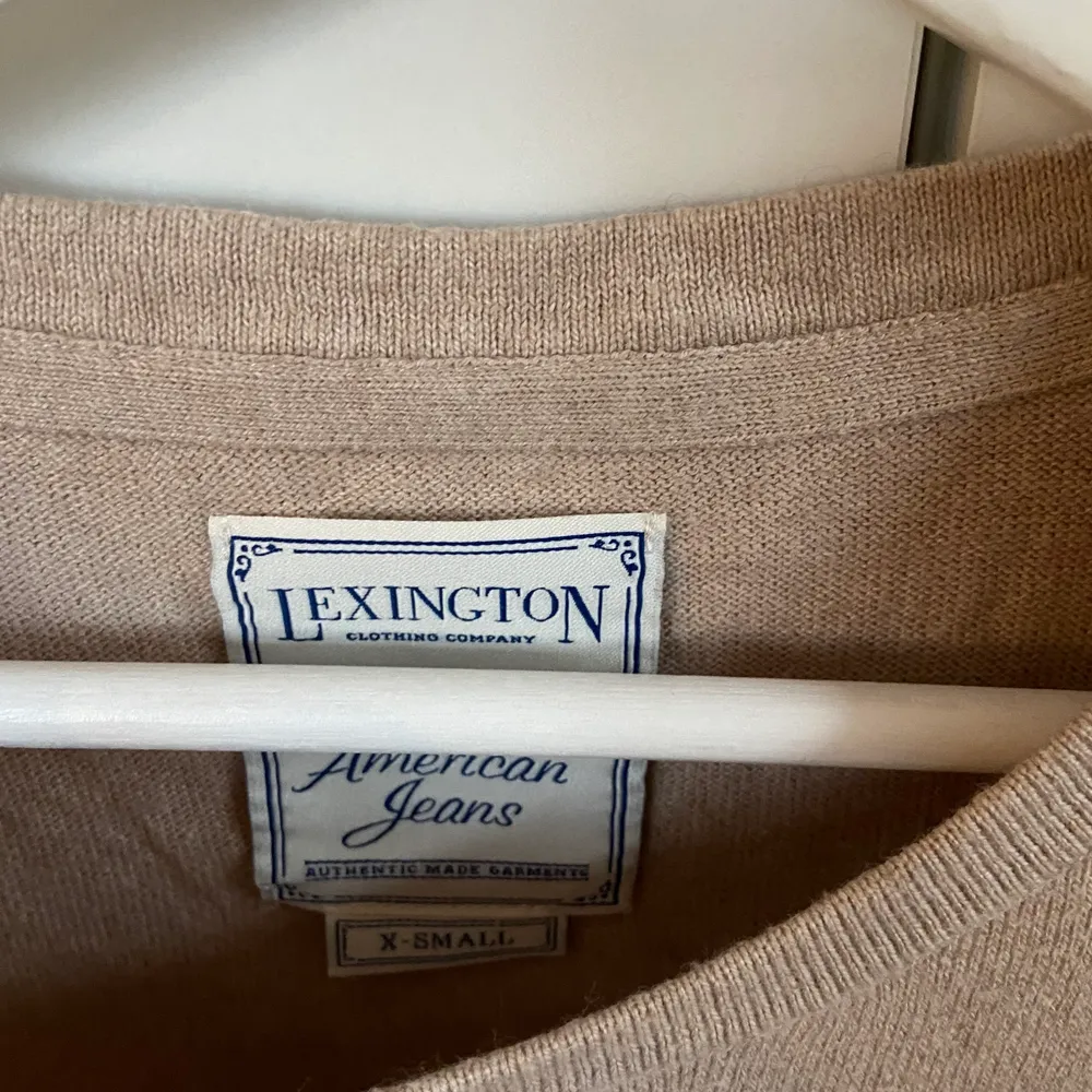 Stickad kortärmad tröja från Lexington i en kall beige färg🤍  Storlek XS men passar S också. Köpt för 700 kr och är i väldigt bra skick! . Stickat.