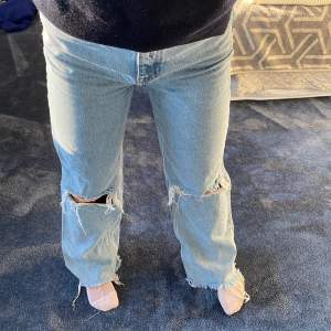 Hej! Säljer mina wide jeans från Zara i storlek 36 men dem passar en 38 också❤️ dem är superfina och passar till nästan allt! Hör av er vid intresse❤️ dem är klippte för någon som är 160-165cm!