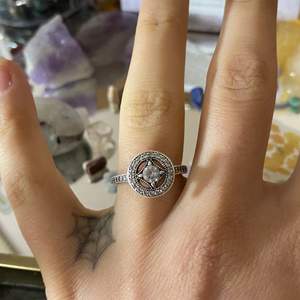 Ringen är köpt från Pandora, äkta silver (som man kan se i sista bilden). Osäker på storlek men borde vara runt 6/7, passar på mitt ring finger perfekt. Pris kan prutas ner, skriv isåfall :)
