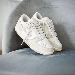 Dunk Low Light Bone 🦴  - Dunk Low Light Bone 🦴   Tillgängliga storlekar⬇️  • EU37,5 • EU38,5  • Pris från 1699kr  •Skriv till oss i dm om din storlek saknas   • Vi nås genom dm för eventuella frågor eller funderingar!  #erisneakers 