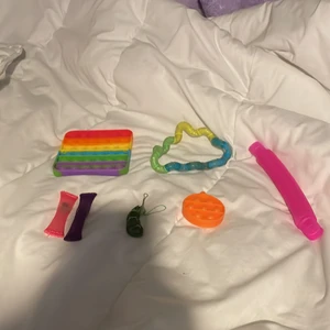 Fidget toys - Pop it: 60kr. Mini pop it: 10kr. Pop tube: 50kr. Marble mesh: 7kr st. Tangle: 150kr ( jag köpte för 200kr) pea popper: 10kr