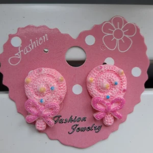 Rosa örhängen  - Säljer dessa supersöta örhängen med motiv av klubbor, är lite osäker på om de innehåller nickel eller inte. De är helt nya och har aldrig använt de. De kostar 49kr inkl frakt! 