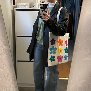 Oversized kavaj/jacka i äkta läder - En oversized läderkavaj i mycket fint skick köpt på second hand. Jackan är i herrstorlek 48 (M). Skulle dock säga att den är stor i storleken, typ en M/L. Passar perfekt nu på hösten eller under varmare vinterdagar med en tjockare tröja under. Har fler bilder så det är bara att skriva om du vill ha det, eller om du vill ställa någon fråga!