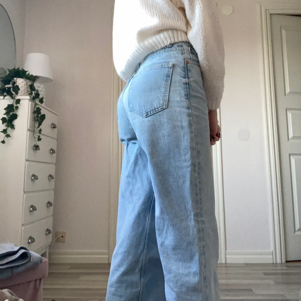 Säljer dessa jätte snygga och populära jeans från zara som är sparsamt använda och i väldigt bra skick! De är i modellen 90s full length och är långa på mig som är 170cm! Säljer för att jag har många liknande, jag har ingen användning för dem <3. Jeans & Byxor.