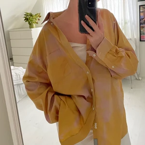 Oversized skjorta  - Oversized skjorta i en skitcool färgkombo, köpt på beyond retro i somras!💛💜 passar alla beroende på hur man vill att den ska sitta men jag bär vanligtvis S så skulle säga att det är en L.