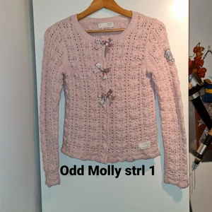 Odd Molly unik med rosetter - Ny Odd Molly, inte det vanliga med knyt utan unik med rosetter!
