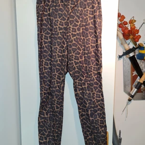 Leopardmönstrade lednings  - Leggings/byxor helt nya aldrig använda- stretch material så passar allt från M- XL