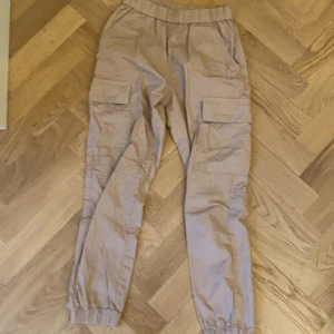 Cargo byxor - Jag säljer dessa cargo byxor som jag fått för ett tag sen men inte riktigt var min stil. Därför har jag inte använt dem särskilt mycket. Jag kan mötas upp i Danderyd/Täby annars tillkommer frakt.
