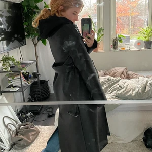 Skinnkappa NAKD - En skitsnygg kappa i skinnimitatiom från NAKD. Bara använd någon gång eftersom jag fick för mig att jag inte passar i kappor. I övrigt sitter den snyggt på mig som är 160. Har bälte i midjan. 