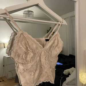 Topp från Bikbok  - Färgen är beige!!
